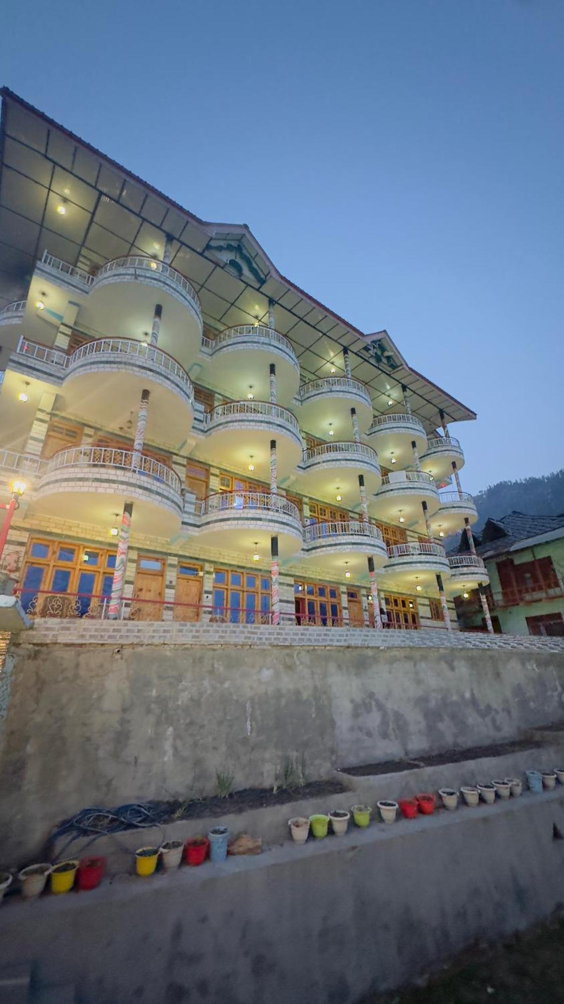 Eyesky, Tosh Hotel Buitenkant foto